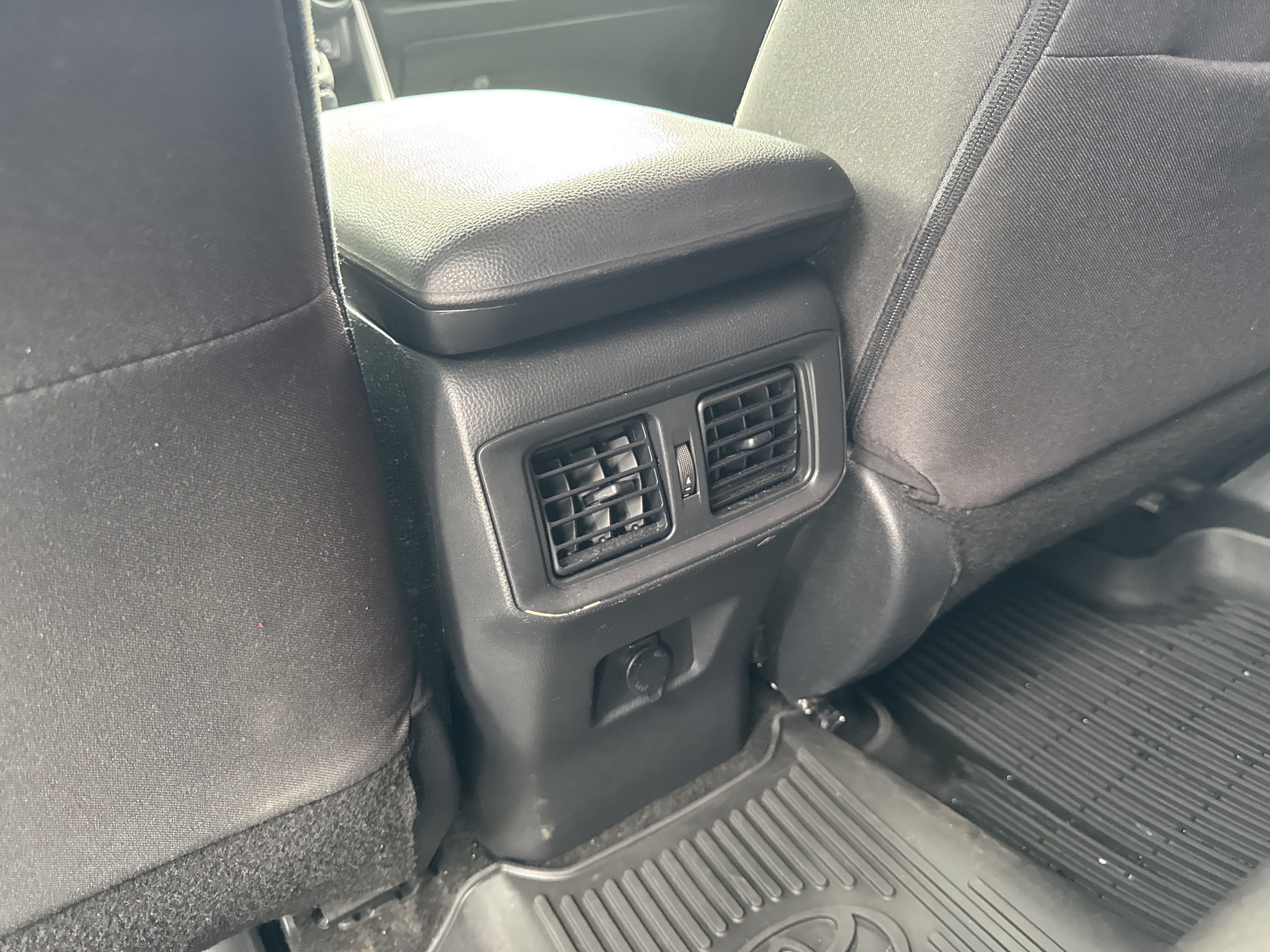 Used 2023 Toyota RAV4 LE AWD/4WD image 17
