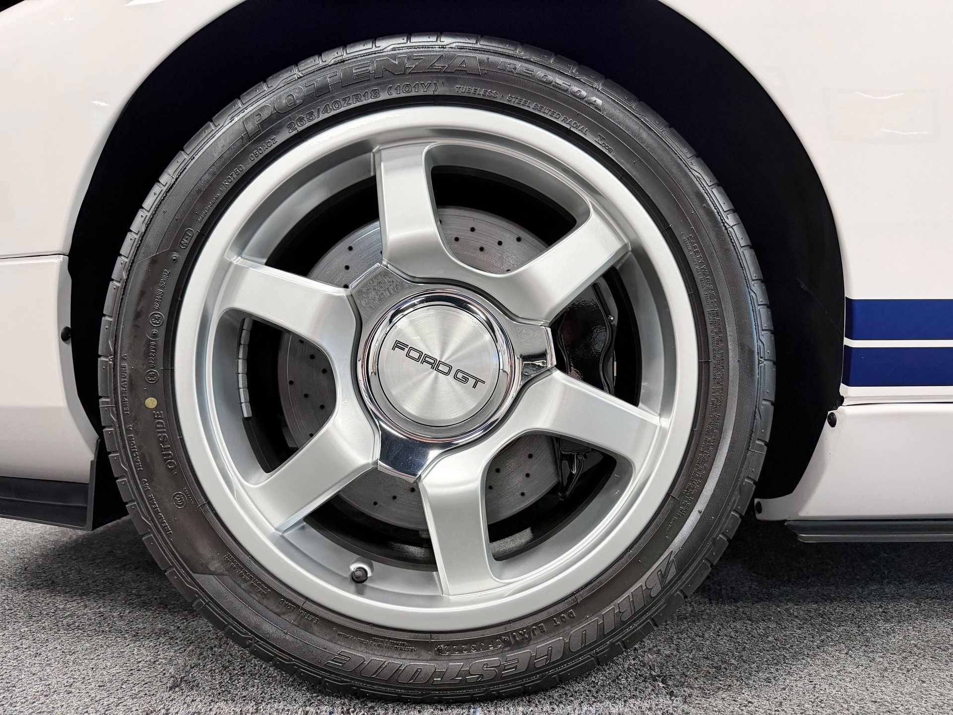Used 2005 Ford GT RWD image 27