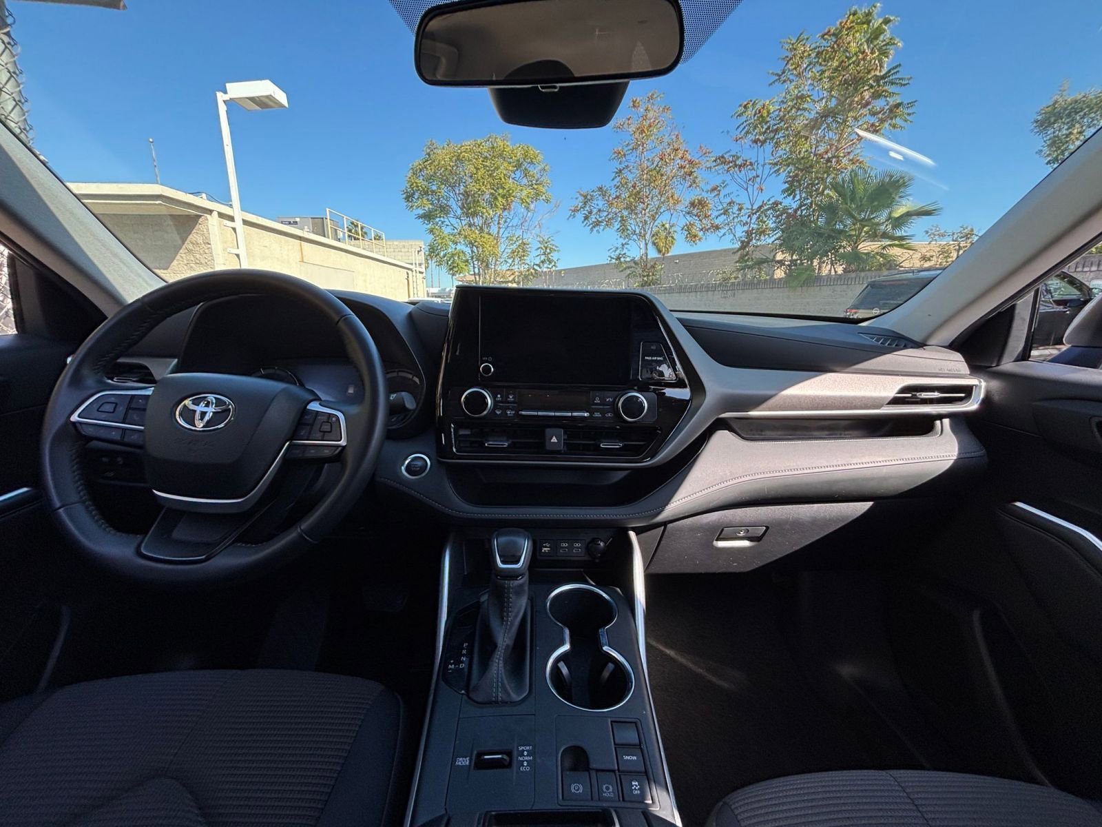 Used 2025 Toyota Highlander LE image 34