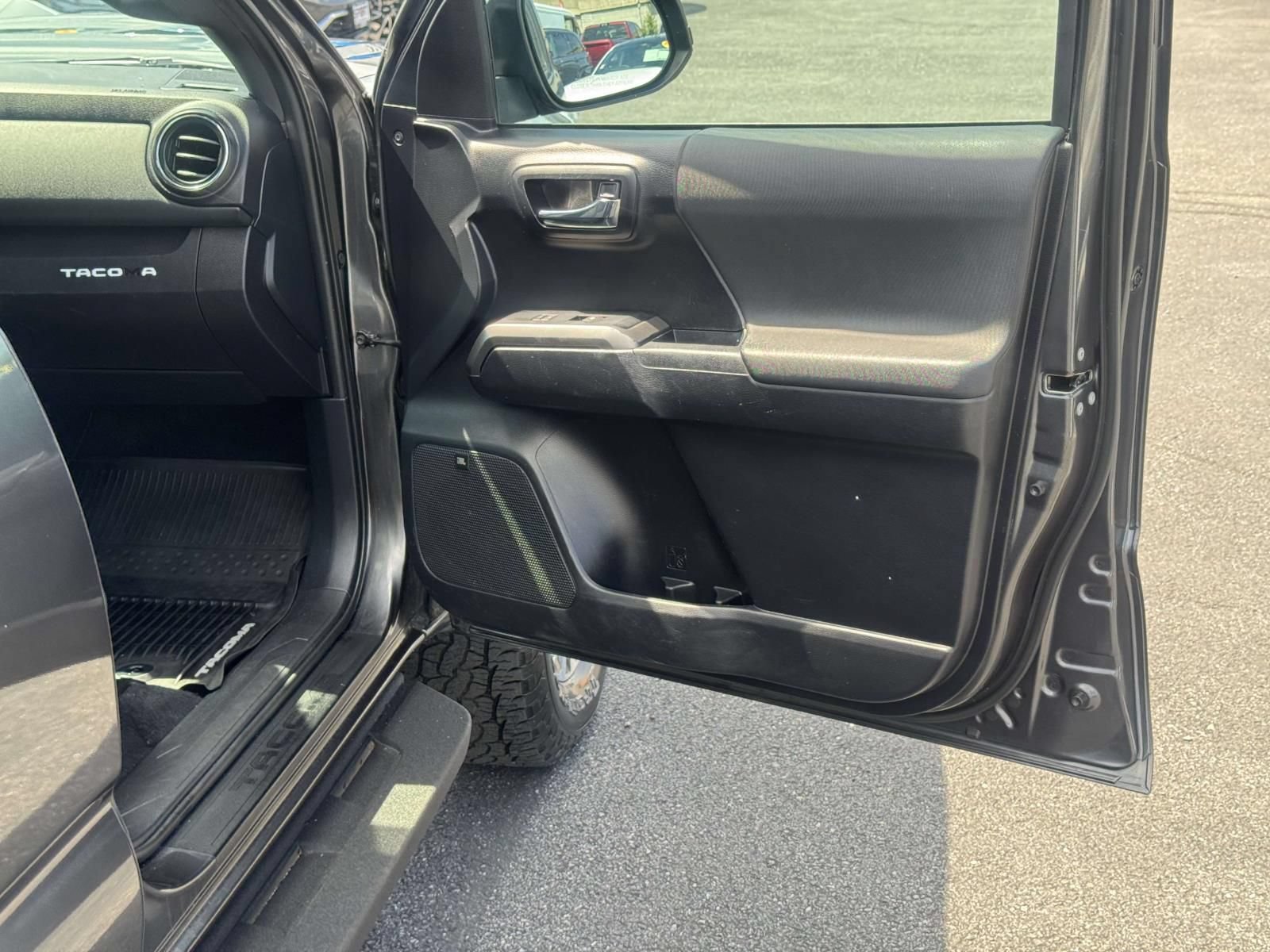 Used 2019 Toyota Tacoma TRD Sport AWD/4WD image 14