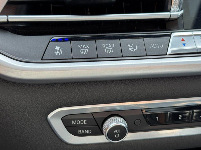 Used 2021 BMW X7 M50i w/ Dynamic Handling Package image 23