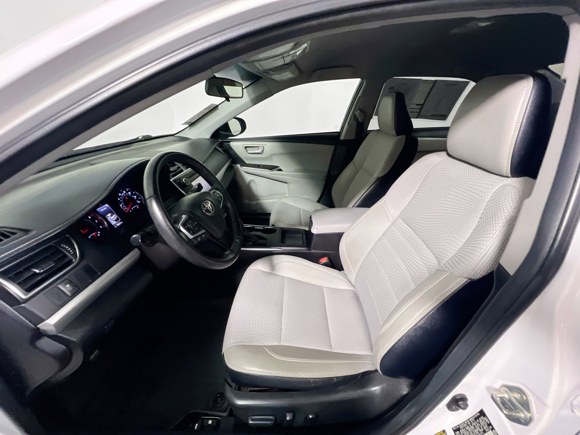 Used 2016 Toyota Camry SE image 12