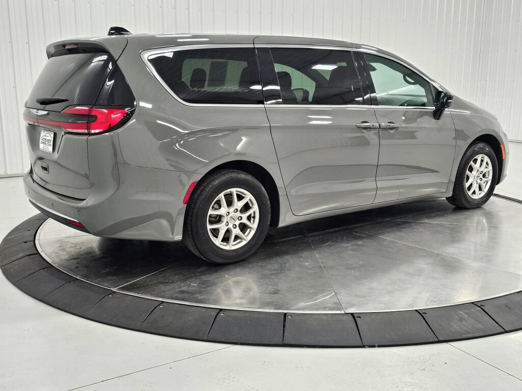 Used 2025 Chrysler Pacifica Select FWD image 5
