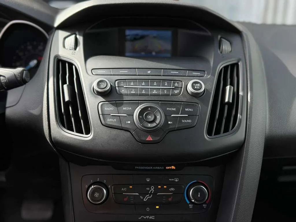 Used 2018 Ford Focus SE w/ Cold Weather Package FWD image 19