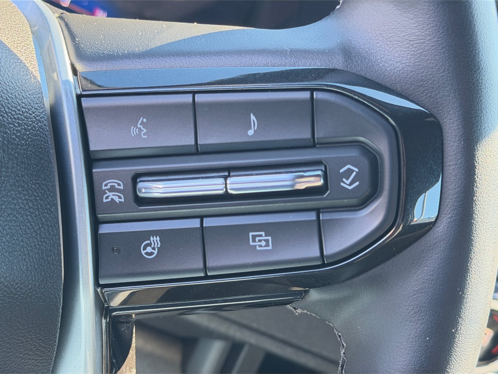 Used 2025 Chevrolet Colorado Trail Boss AWD/4WD image 18