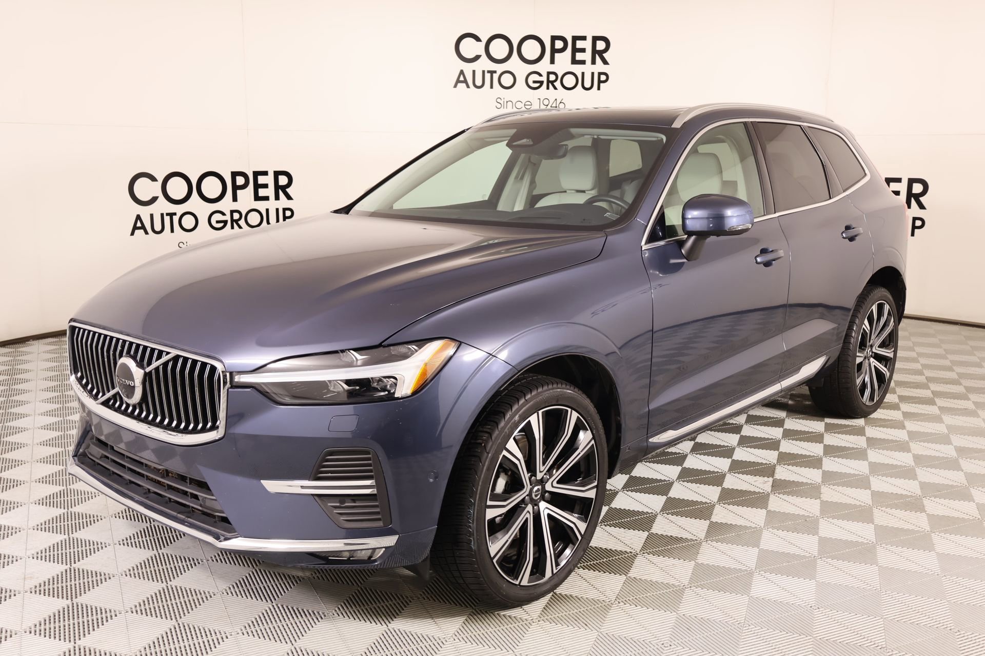 Used 2023 Volvo XC60 B5 Ultimate w/ Climate Package image 11