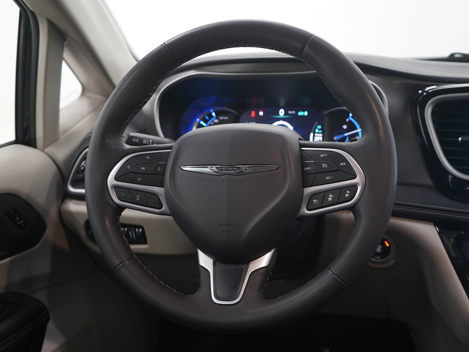 Used 2023 Chrysler Pacifica Touring-L image 16
