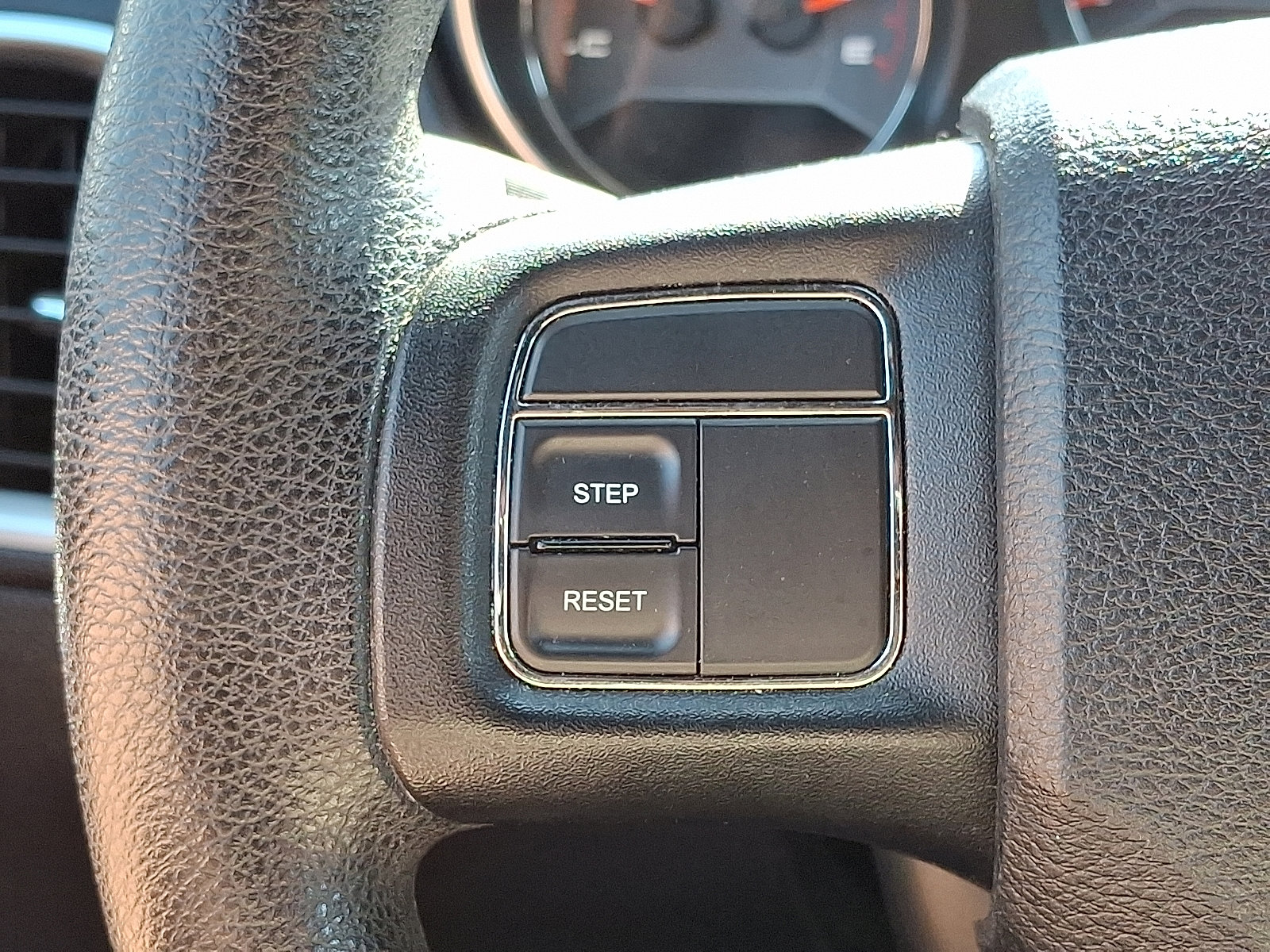 Used 2013 Dodge Avenger SE image 18