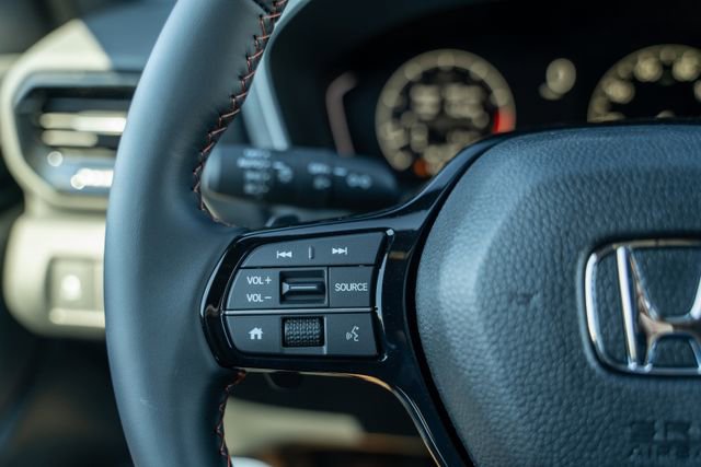 Used 2025 Honda Pilot Sport image 24