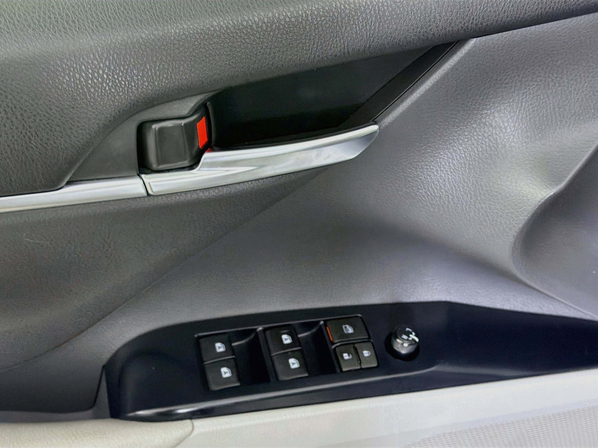 Used 2018 Toyota Camry LE FWD image 15