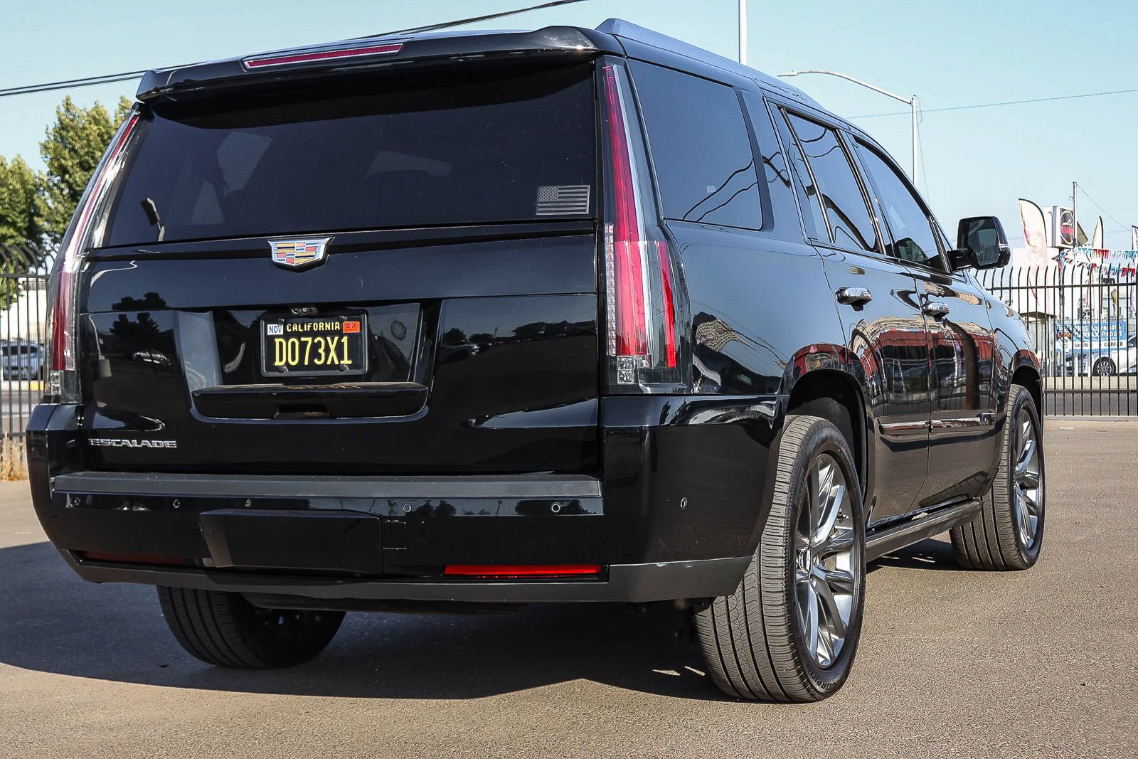Used 2019 Cadillac Escalade Premium Luxury w/ Escalade Sport Edition AWD/4WD image 5
