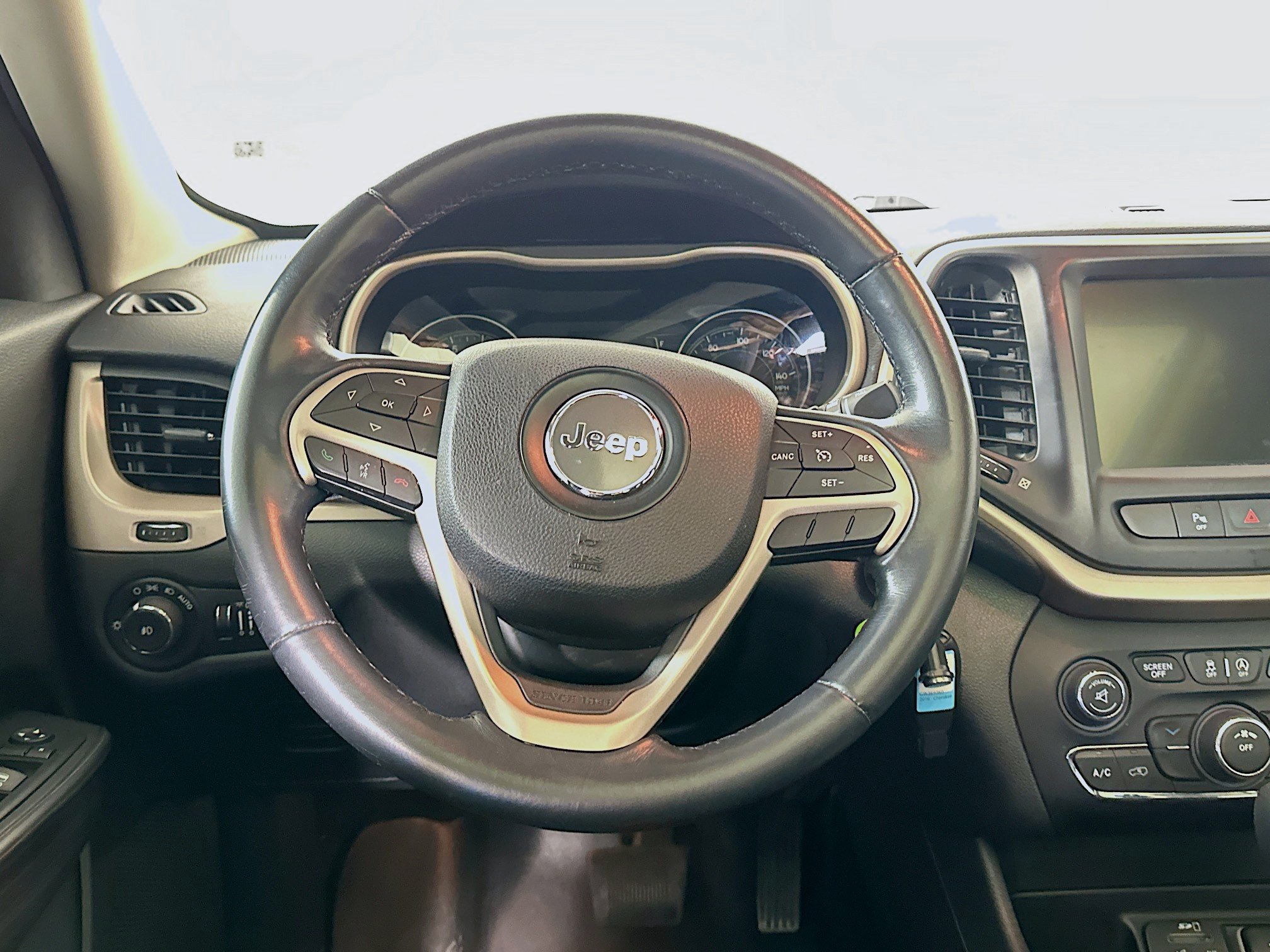 Used 2016 Jeep Cherokee 75th Anniversary FWD image 18