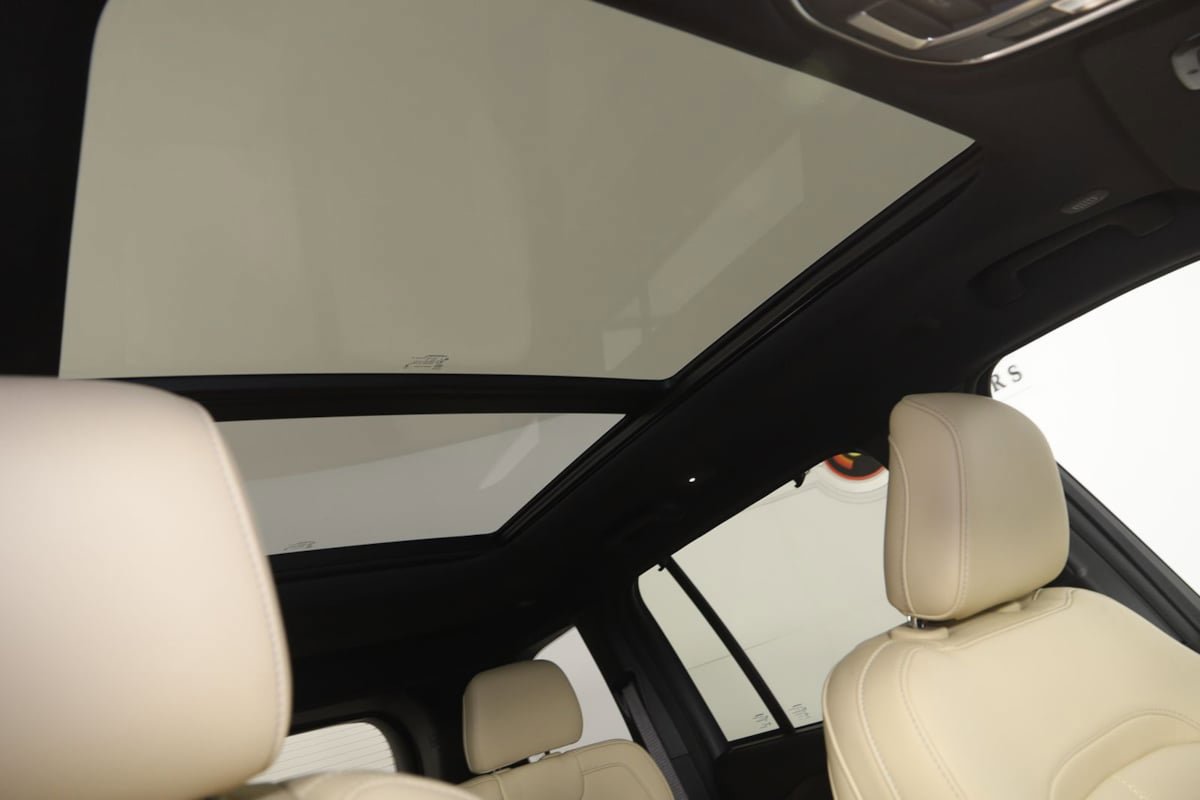 Used 2024 Jeep Grand Cherokee Limited w/ Luxury Tech Group II image 11