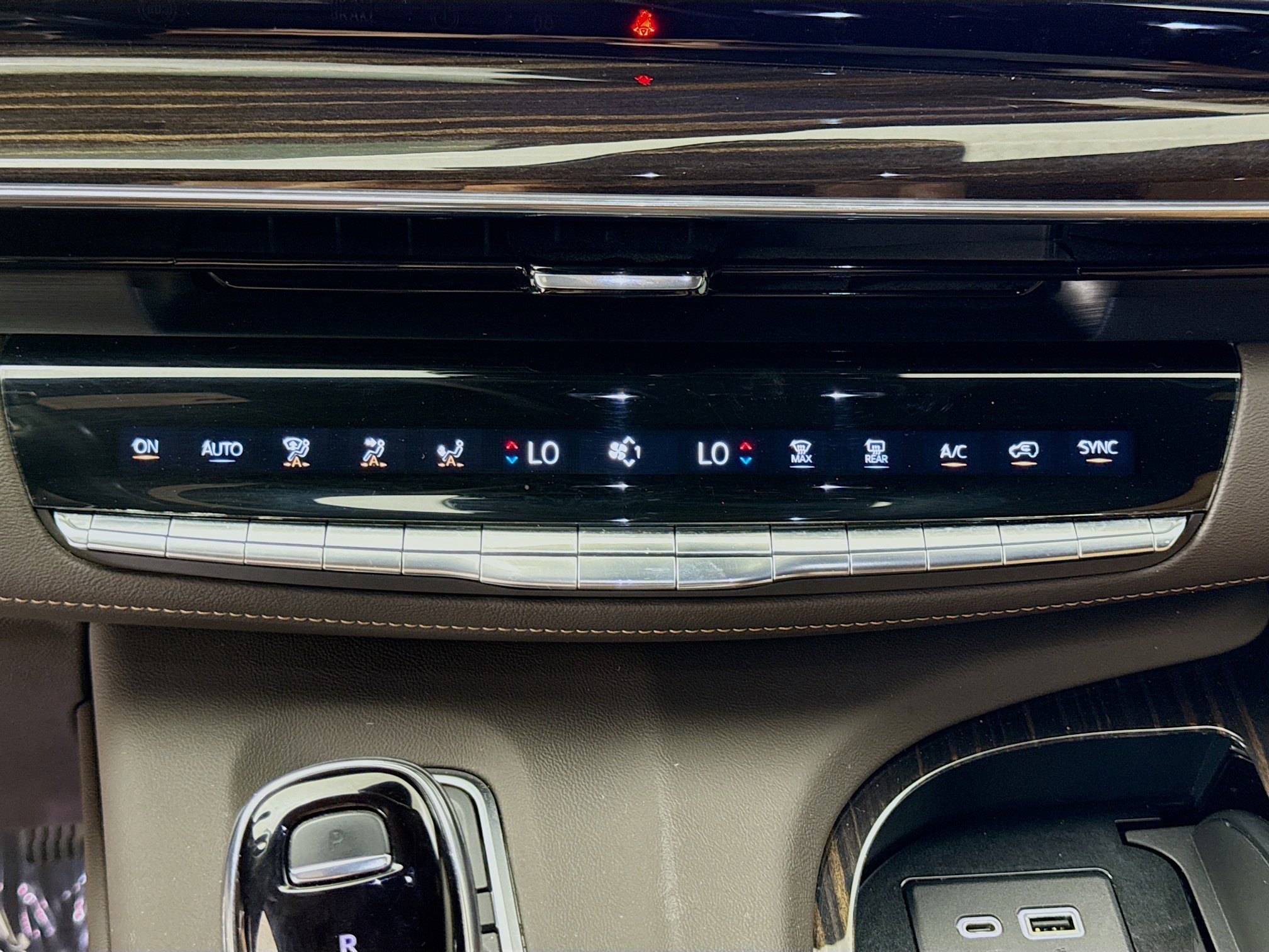 Used 2022 Cadillac Escalade Premium Luxury image 16