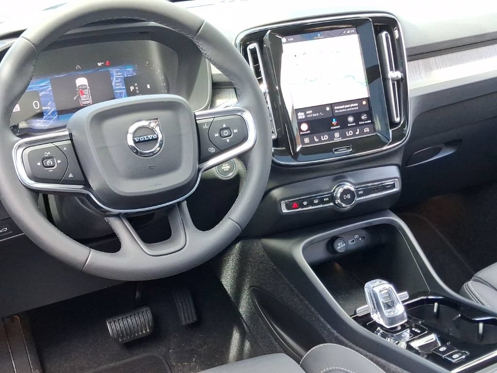 Certified 2024 Volvo XC40 B5 Plus AWD/4WD image 18