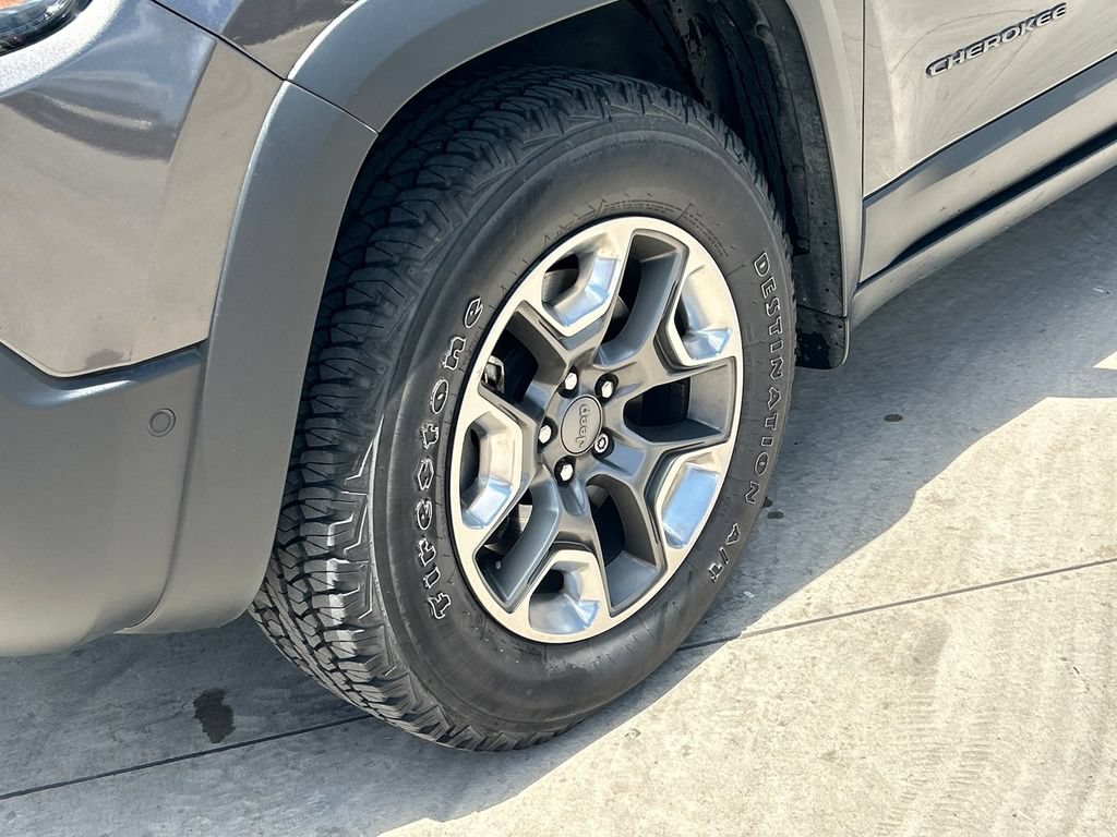 Used 2019 Jeep Cherokee Trailhawk AWD/4WD image 9