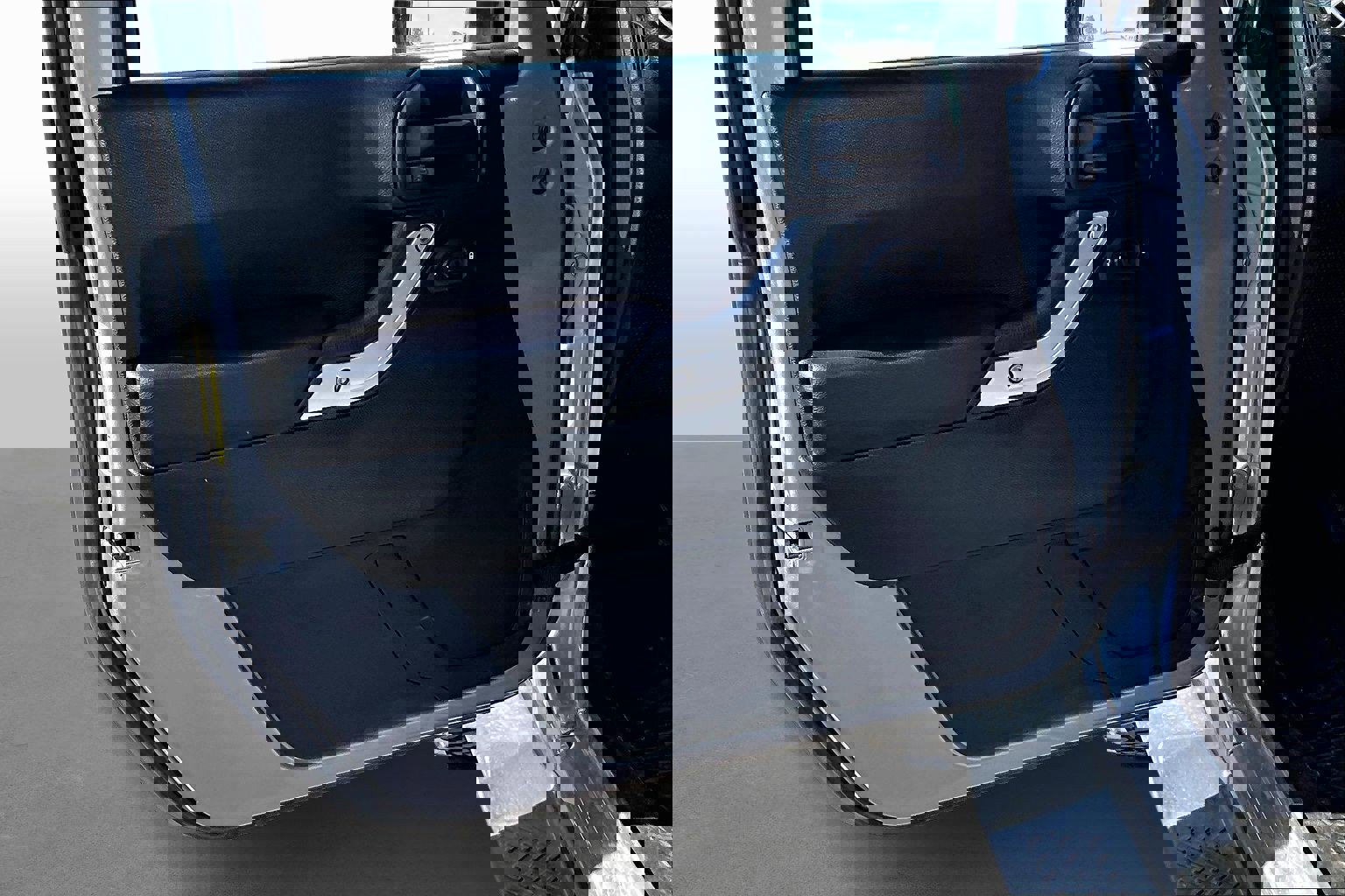 Used 2018 Jeep Wrangler Sahara w/ Connectivity Group image 14