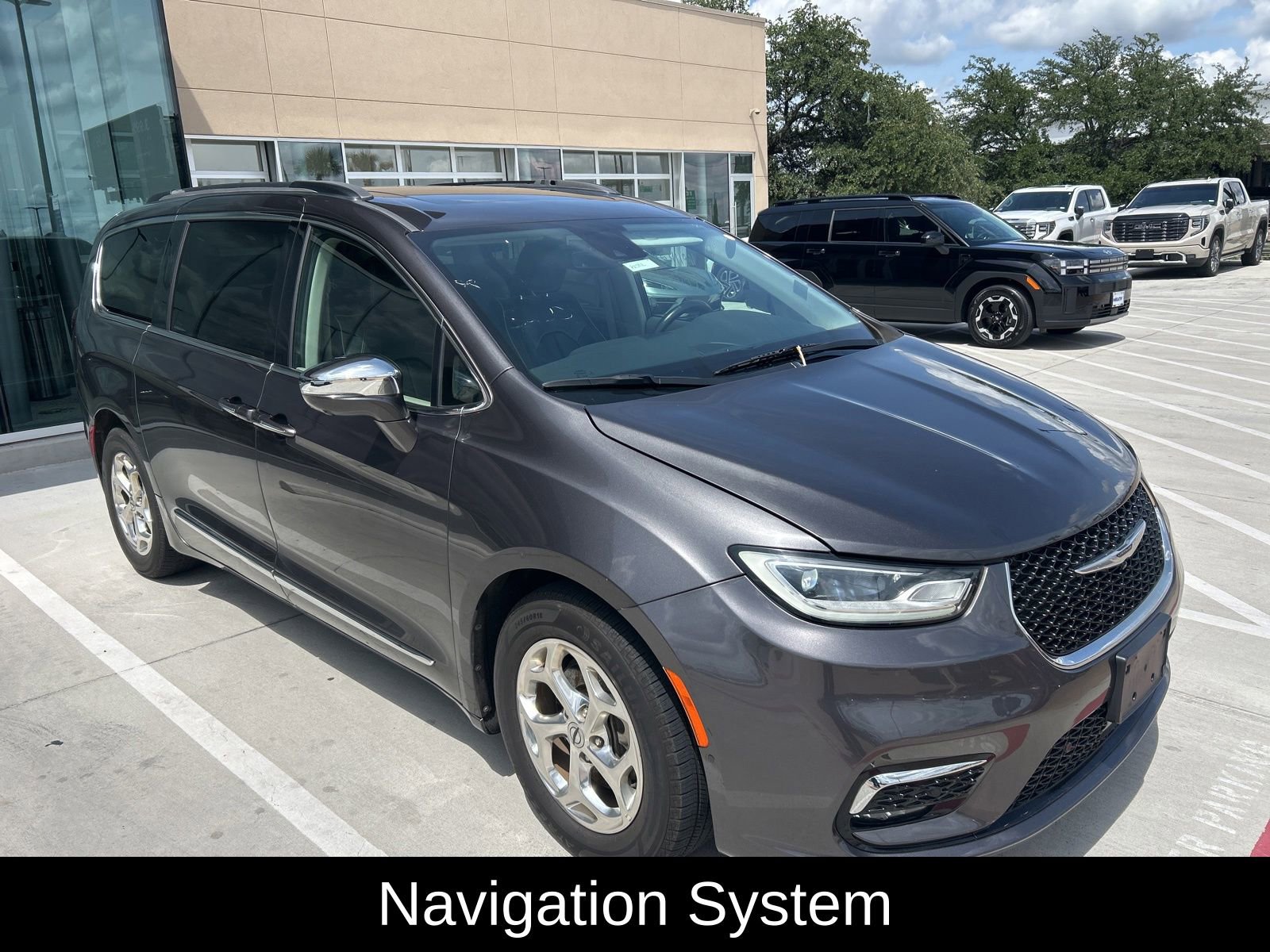Used 2022 Chrysler Pacifica Limited FWD image 3