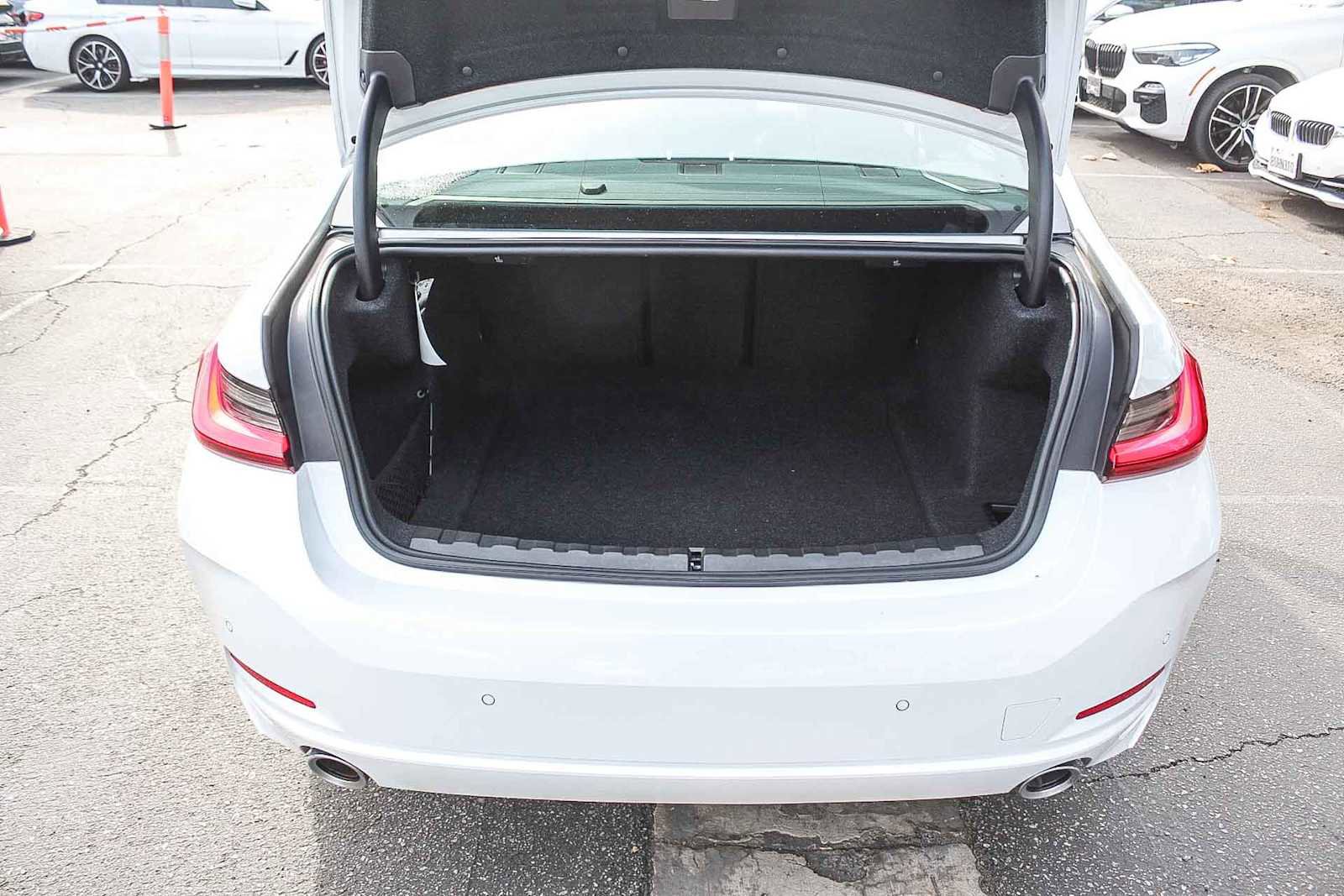 Used 2025 BMW 330i Sedan w/ Premium Package image 35