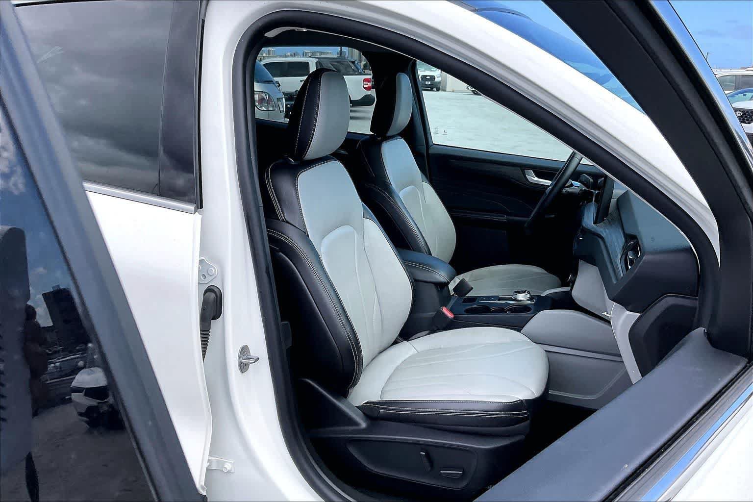 Used 2025 Ford Escape SE w/ PHEV Premium Package FWD image 13