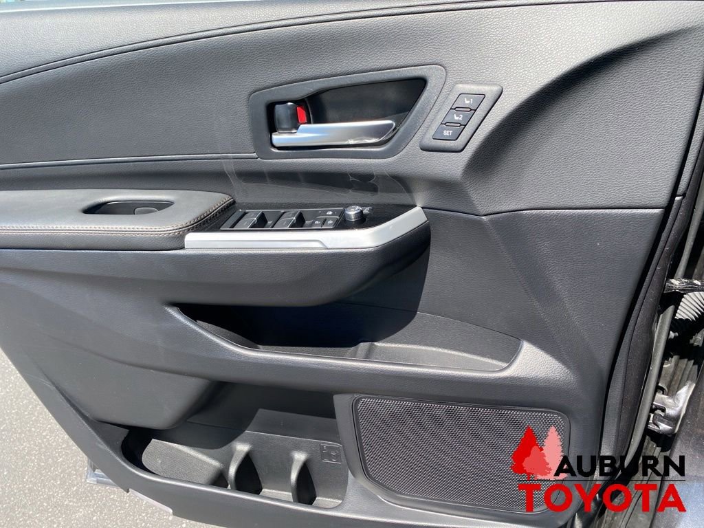Used 2025 Toyota Sienna Platinum AWD/4WD image 41