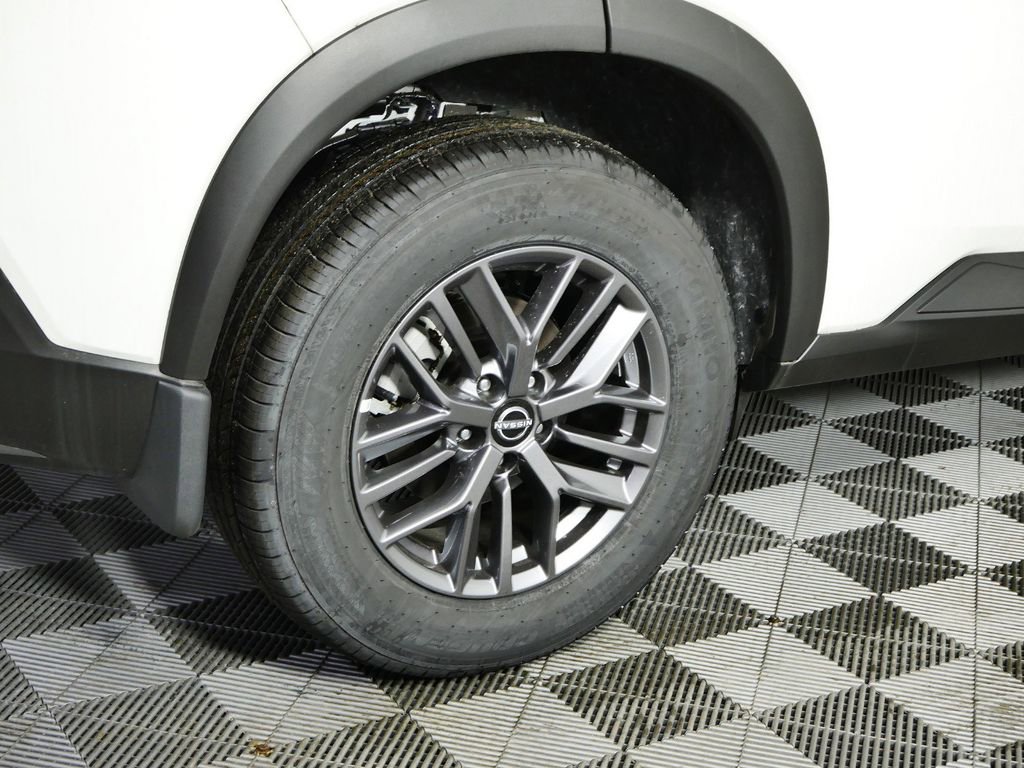 Used 2023 Nissan Rogue S image 11