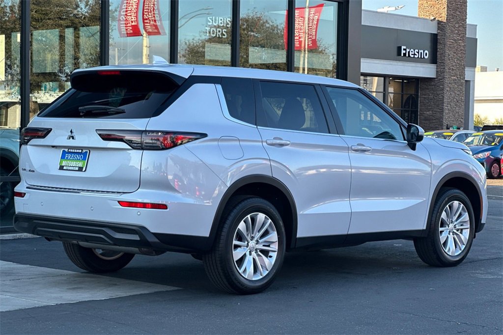 New 2025 Mitsubishi Outlander ES image 5