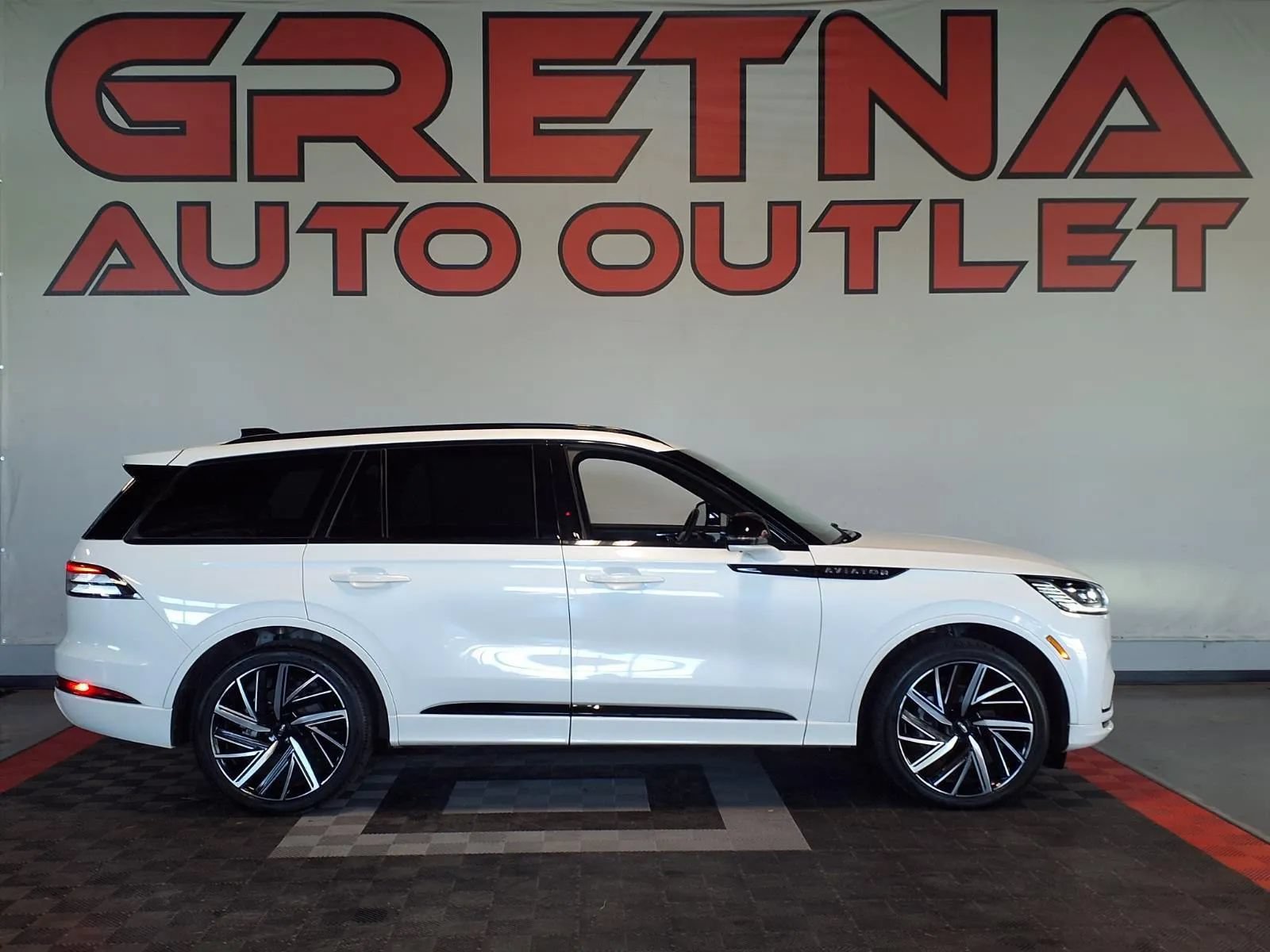 Used 2025 Lincoln Aviator Black Label w/ Jet Appearance Package AWD/4WD image 1