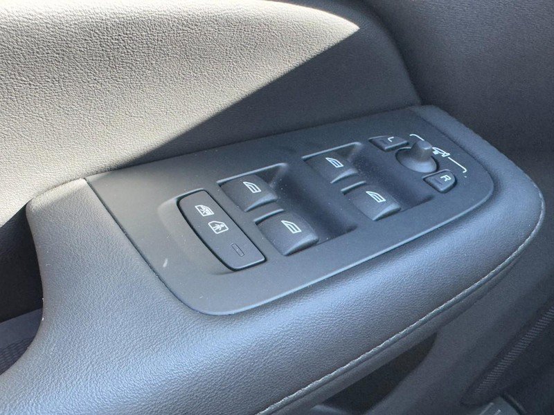 Certified 2025 Volvo V60 B5 Cross Country Plus image 23