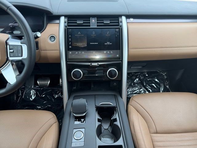 Used 2025 Land Rover Discovery Metropolitan Edition AWD/4WD image 17