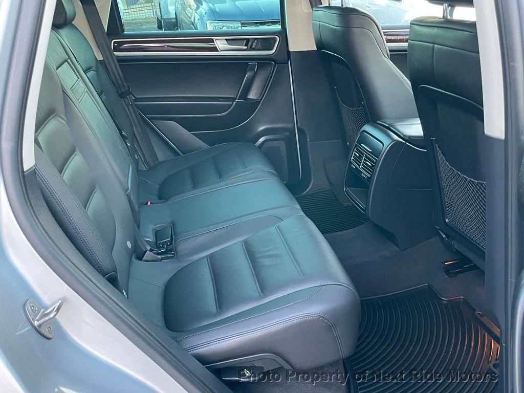 Used 2016 Volkswagen Touareg VR6 image 12