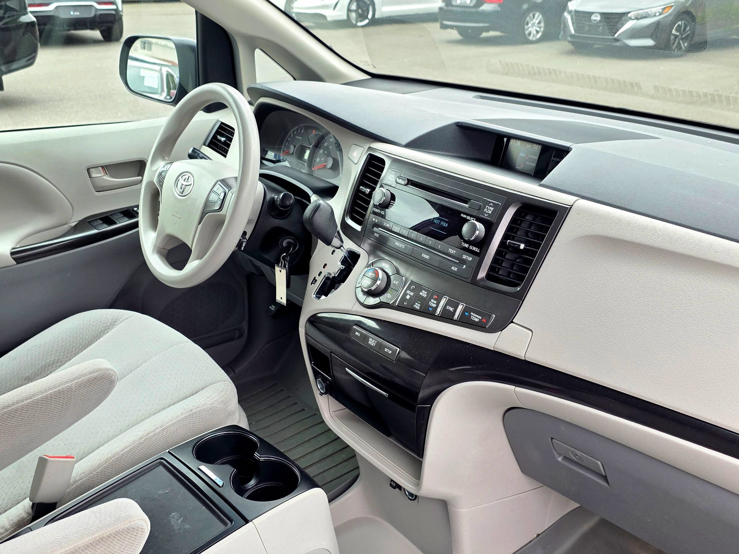 Used 2014 Toyota Sienna LE AWD/4WD image 28
