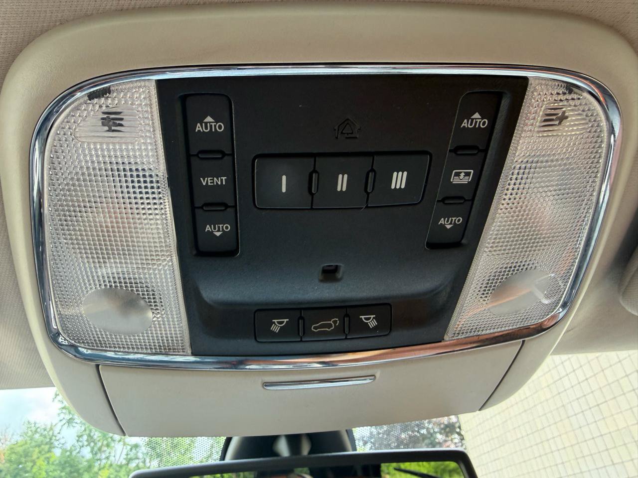 Used 2012 Jeep Grand Cherokee Overland w/ Mopar Chrome Edition Group AWD/4WD image 28