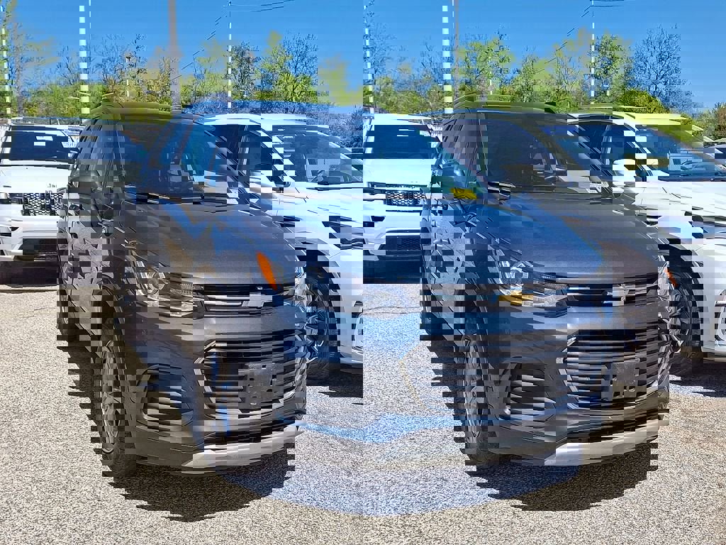 Used 2022 Chevrolet Trax LT w/ LT Convenience Package image 5