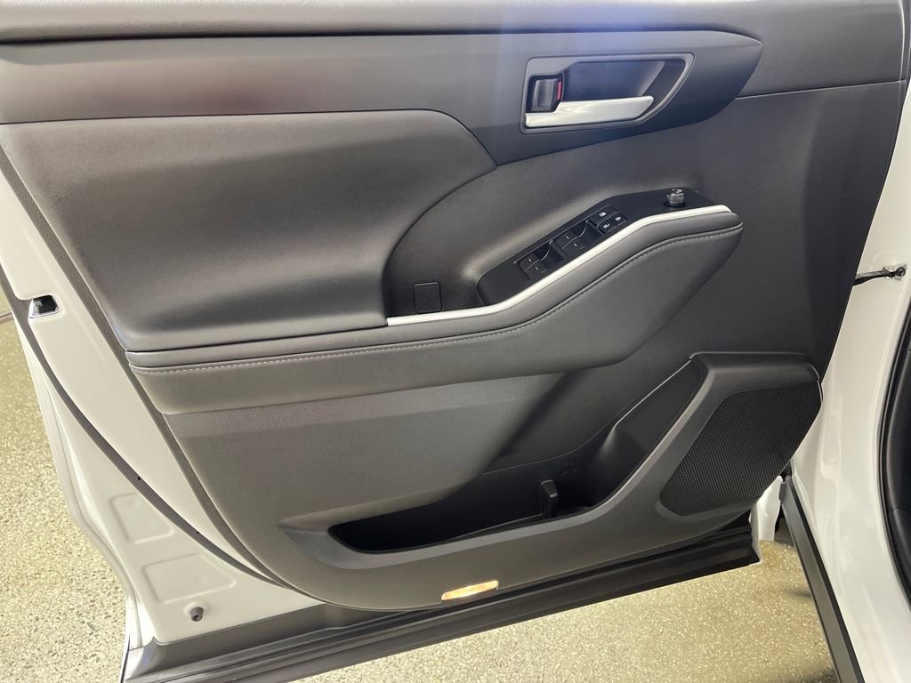 Certified 2025 Toyota Highlander XLE image 23