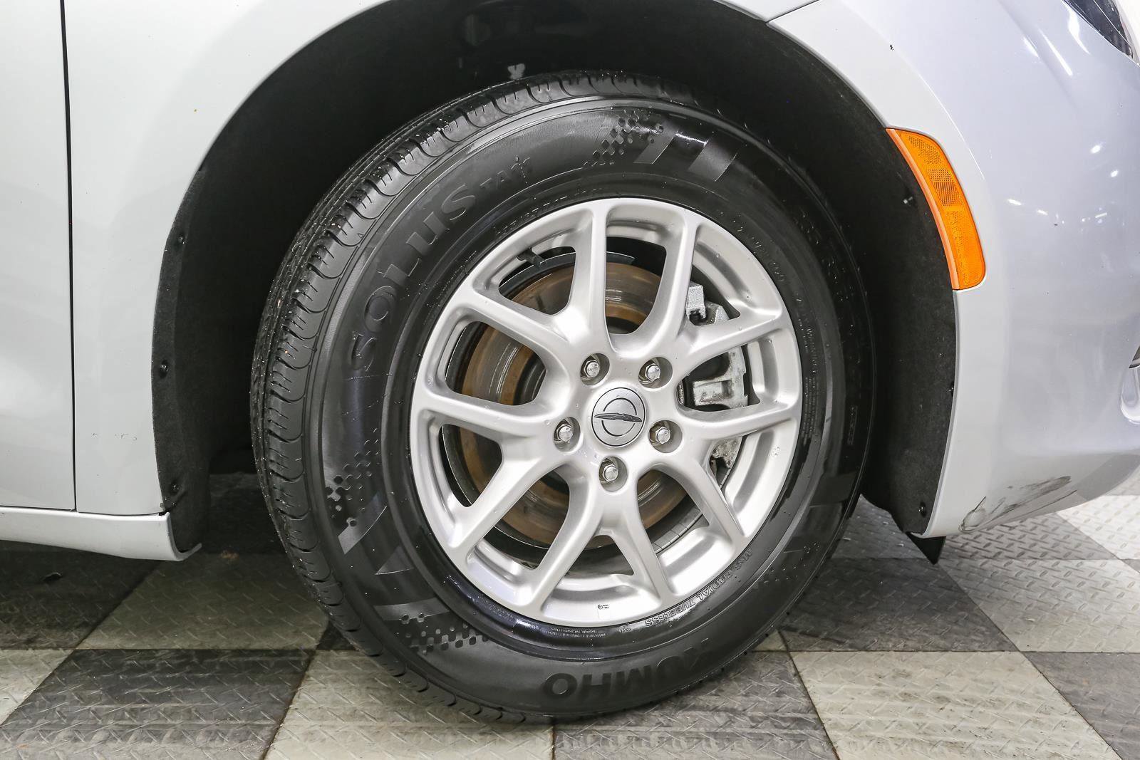 Used 2024 Chrysler Voyager LX image 16