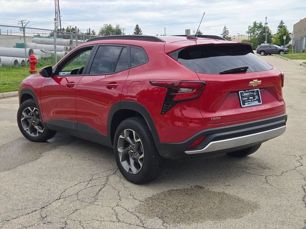 Used 2026 Chevrolet Trax LT w/ LT Convenience Package FWD image 13