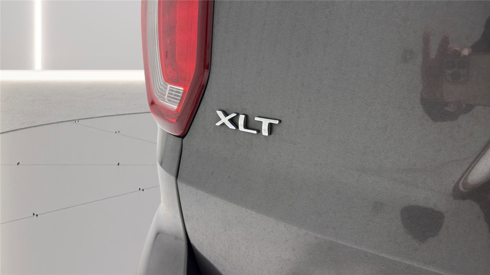 Used 2018 Ford Explorer XLT w/ Equipment Group 201A AWD/4WD image 29