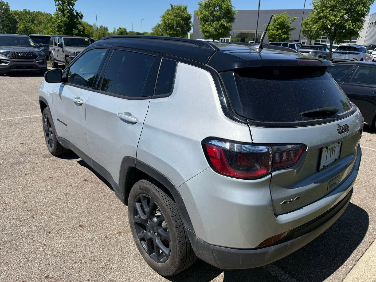 Used 2024 Jeep Compass Latitude w/ Convenience Group AWD/4WD image 7