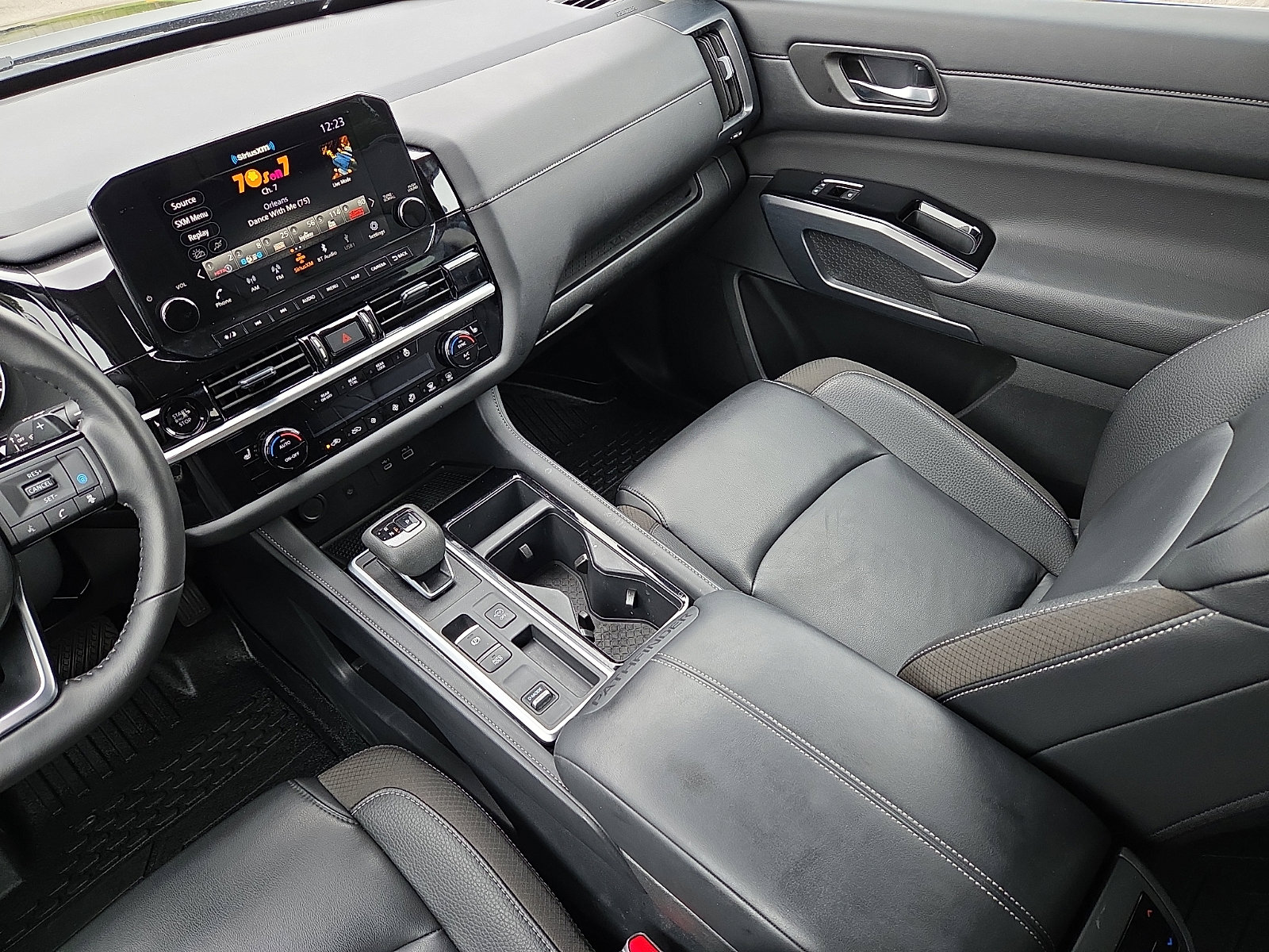 Used 2025 Nissan Pathfinder SL w/ SL Premium Package FWD image 14