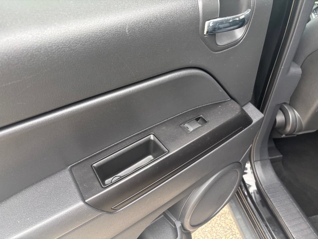 Used 2010 Jeep Patriot Sport AWD/4WD image 9