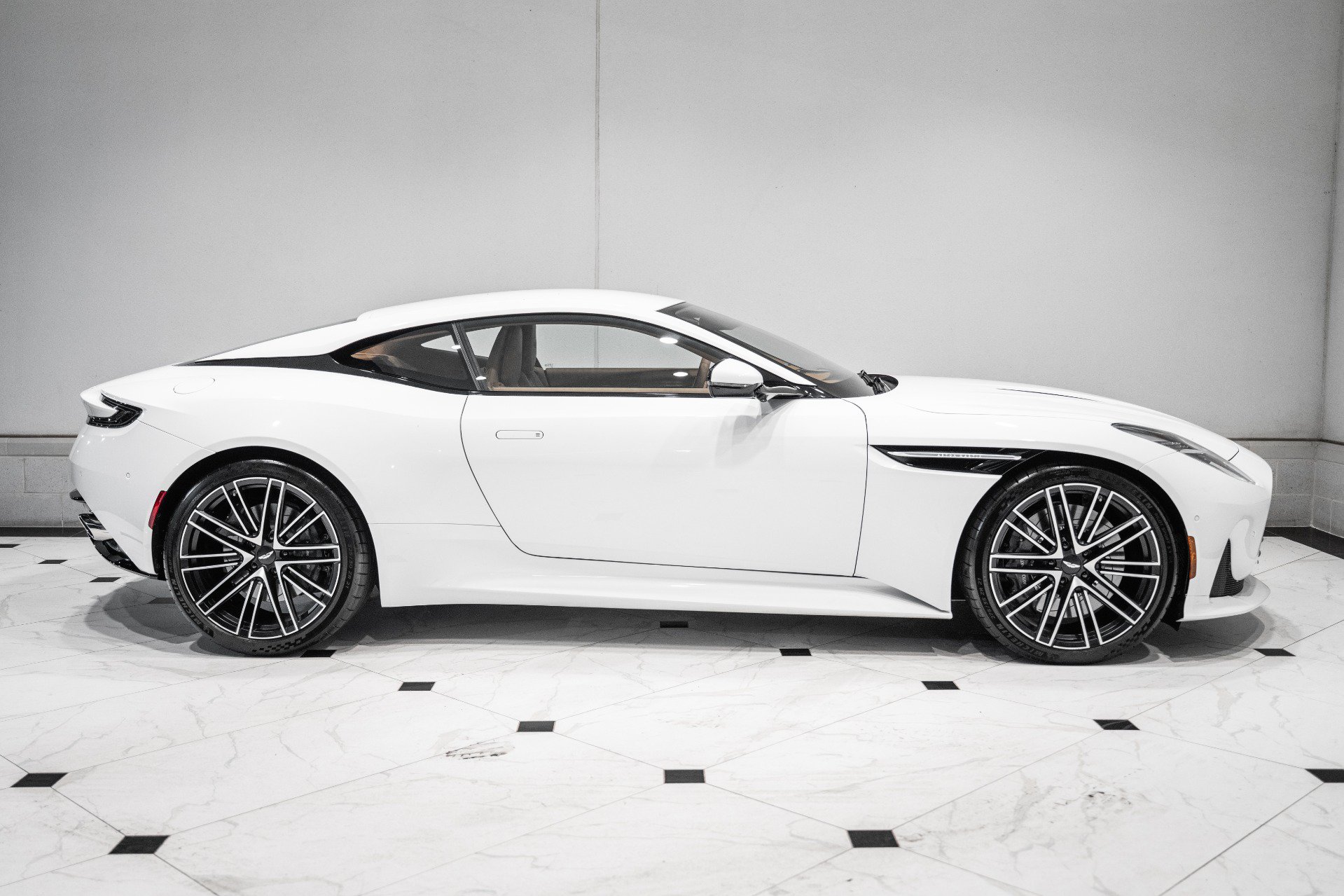 Used 2024 Aston Martin DB12 Coupe RWD image 41