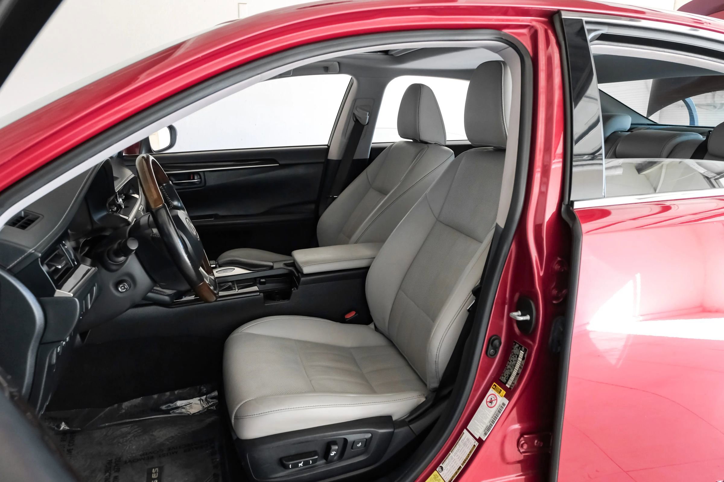 Used 2018 Lexus ES 300h w/ Luxury Package image 26