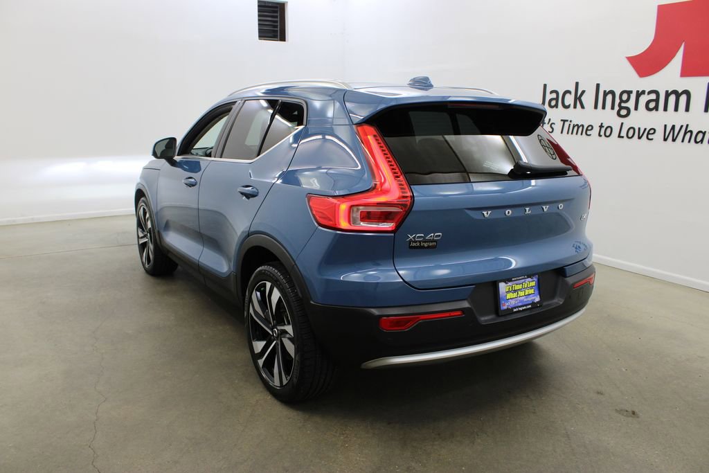 Used 2023 Volvo XC40 B4 Plus w/ Driver Assist Package image 3