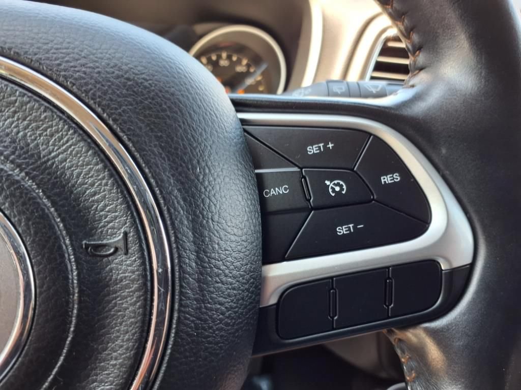 Used 2017 Jeep Compass Latitude FWD image 15