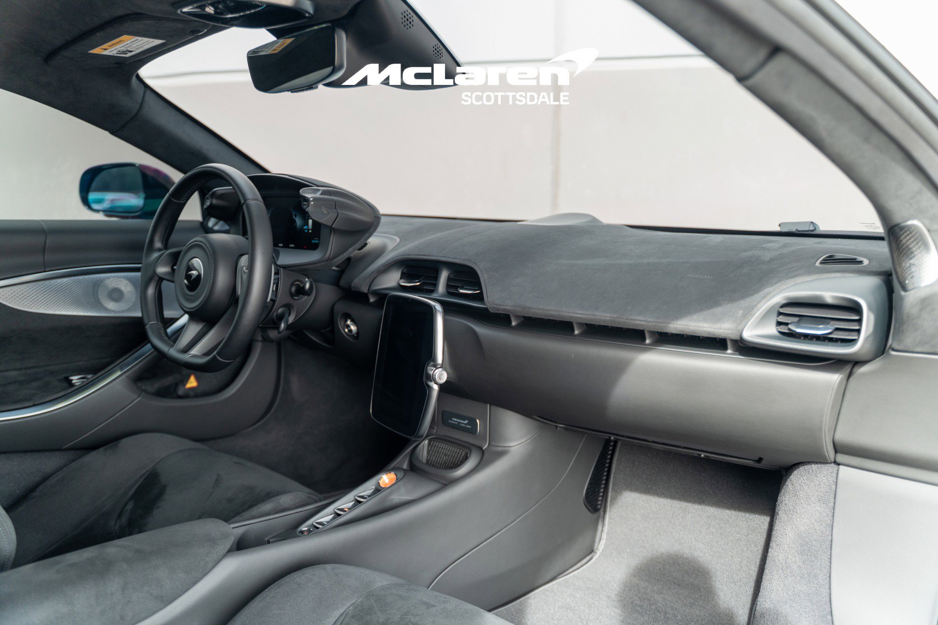 Used 2025 McLaren Artura image 32