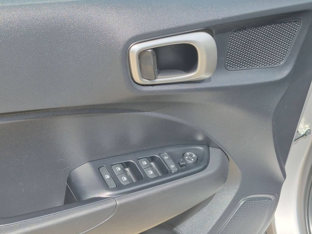 Used 2025 Hyundai Venue SEL FWD image 13