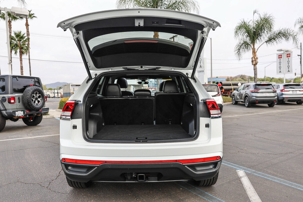 Used 2024 Volkswagen Atlas Cross Sport SE FWD image 25