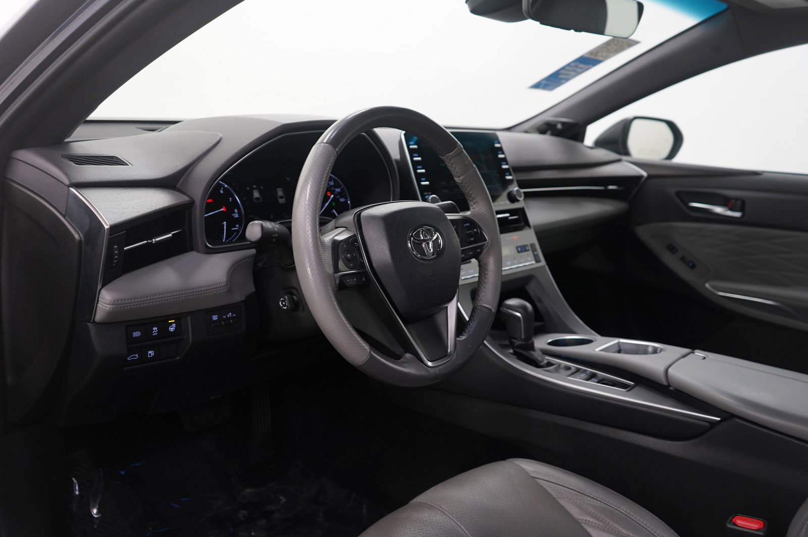 Used 2019 Toyota Avalon Limited image 15
