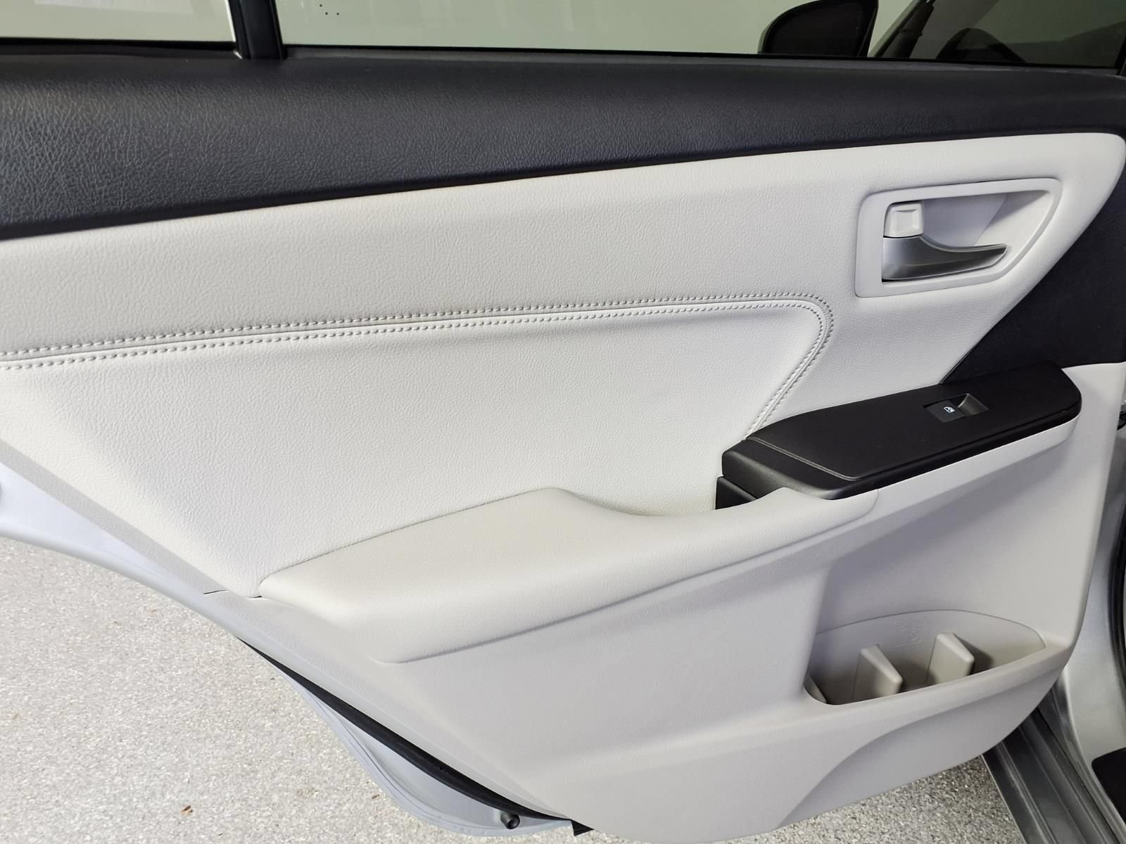 Used 2017 Toyota Camry XLE FWD image 11